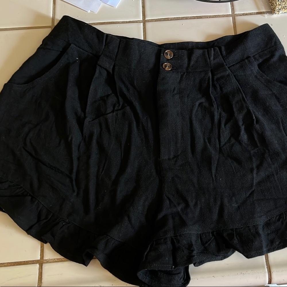 Ruffled hem pleated shorts Cotton/linen